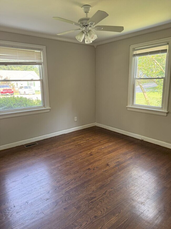 Foto del edificio - Near West End 3 bed Rancher ready for you!