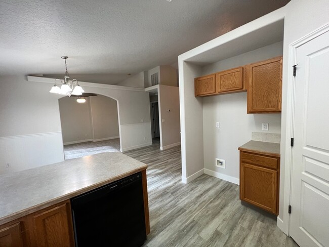 Building Photo - Revamped 4bed 2bath South Boise