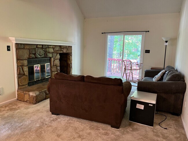 Building Photo - 4 Bed | 2 Bath Townhouse near NCSU - Stude...