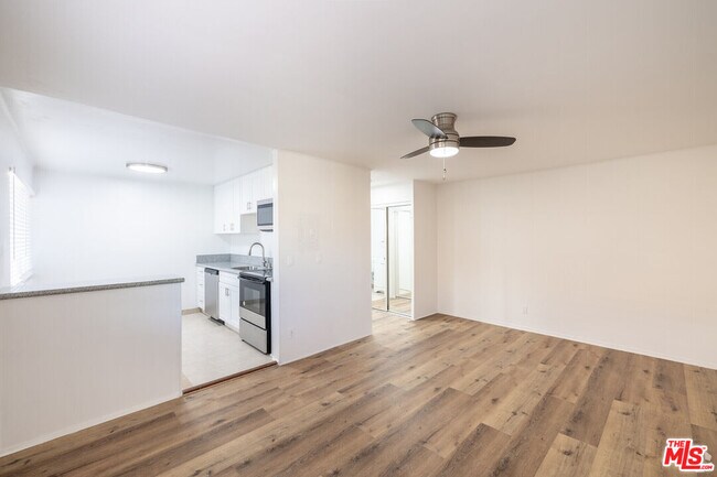 Foto del edificio - 5541 Newcastle Ave