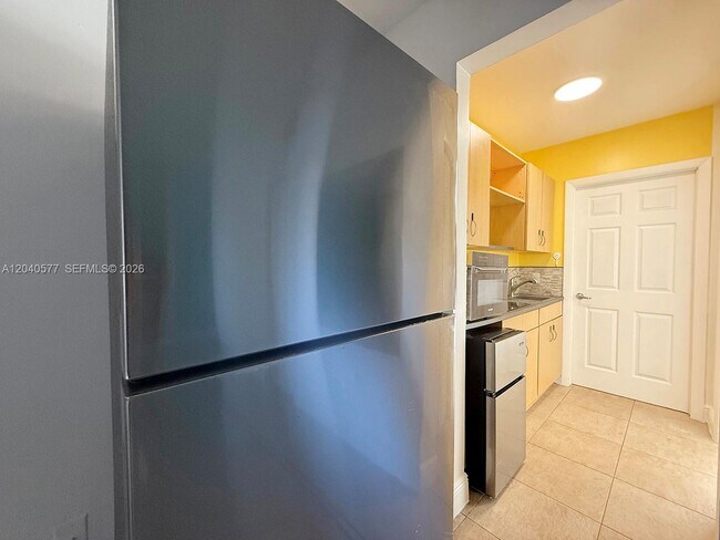 Foto del edificio - 585 NE 66th St