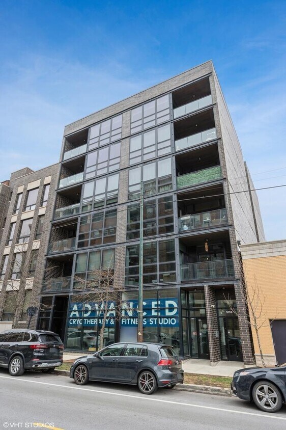 Foto principal - 3 bedroom in Chicago IL 60610