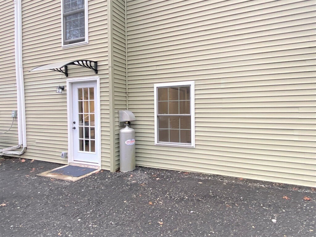 188 Hornbine Rd Unit 1, Swansea, MA 02777 Room for Rent in Swansea