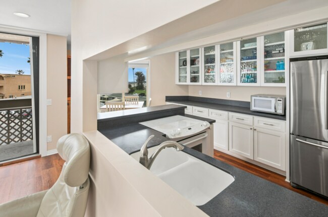 Foto del edificio - Stunning Ocean Beach Top Floor Corner Beac...