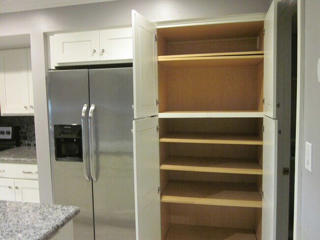 Despensa con estantes ajustables grandes - 3059 Sea Marsh Rd
