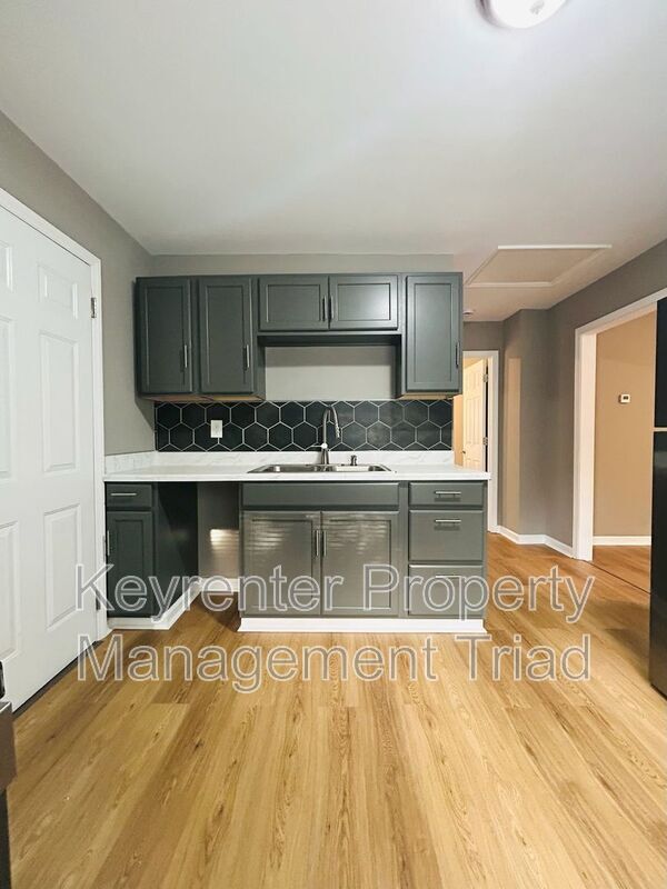 Building Photo - 1308 Leonard Ave