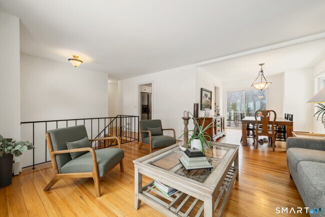 Foto del edificio - 16 Cushing Dr