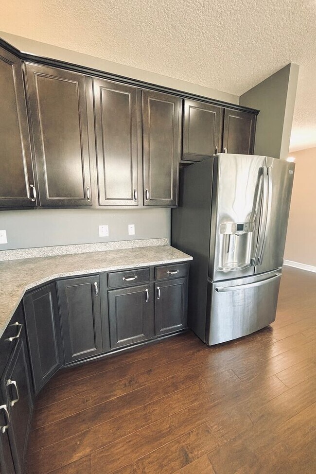 Foto del edificio - Updated 4bed/3bath Townhome in Prime Maple...