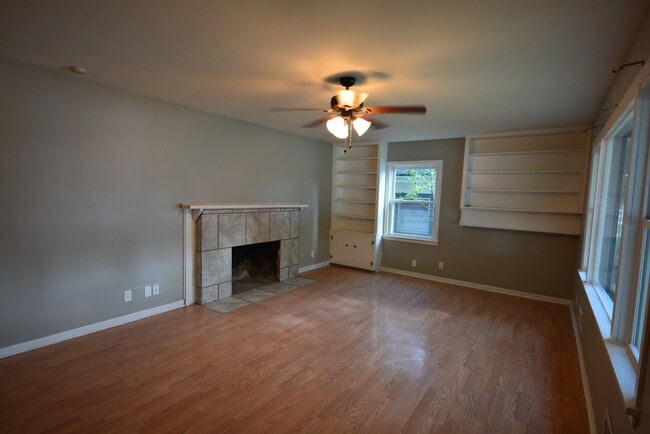 Building Photo - Cute 3 bedroom 1 bath across street from Mercy