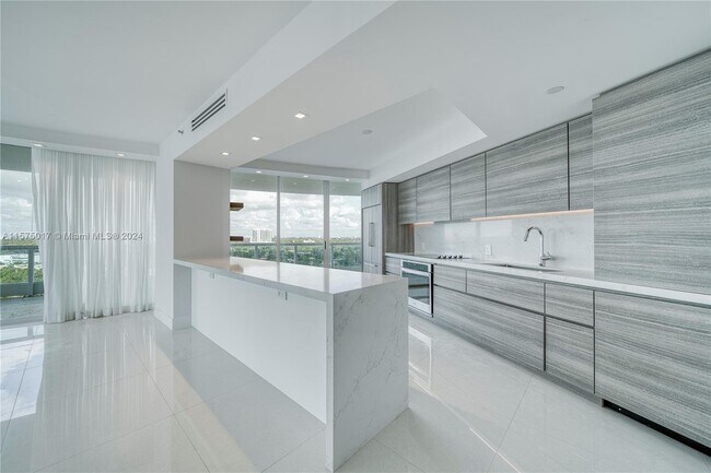 Building Photo - 2127 Brickell Ave