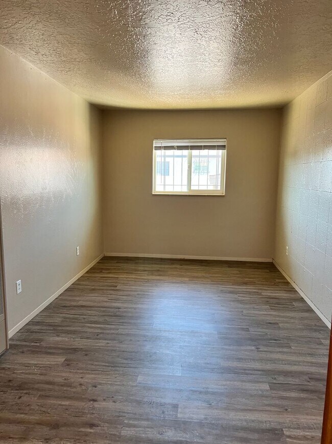 Building Photo - 305 Charleston Dr. NE