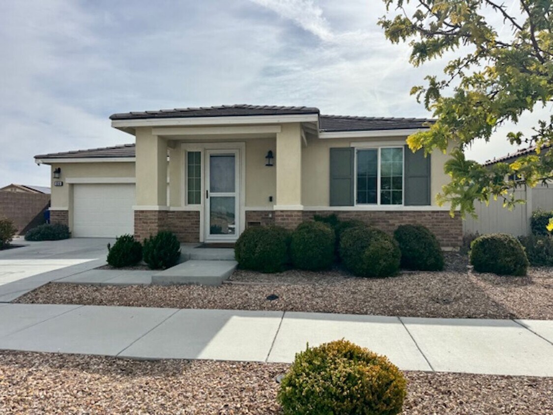 Foto del edificio - Westside Newer Built 4 + 3 With Solar