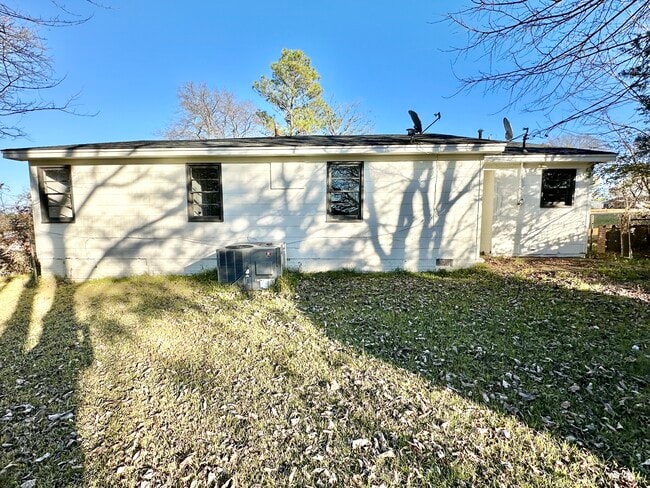 Trasero - 922 Lynden Blvd