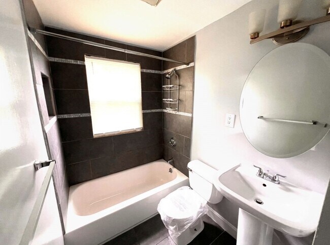 Building Photo - 15 Alpheus Rd