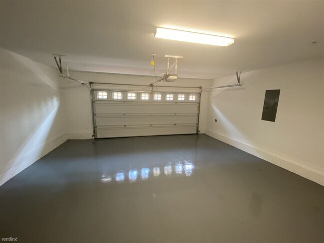 Foto del edificio - 2 br, 2.5 bath Townhome - 240 West Juniper...