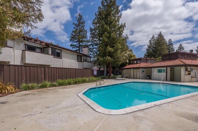 Building Photo - 2607 Pirineos Way