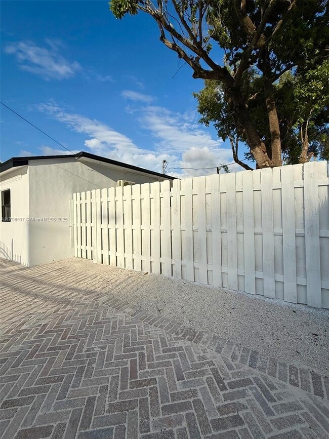 Foto del edificio - 7724 NE 1st Ave
