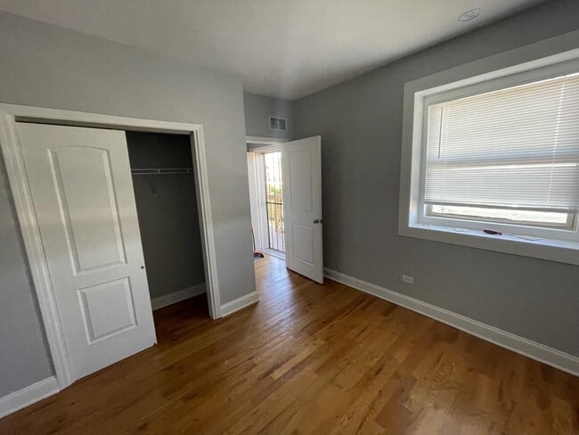 Building Photo - 3 bedroom in Chicago IL 60637