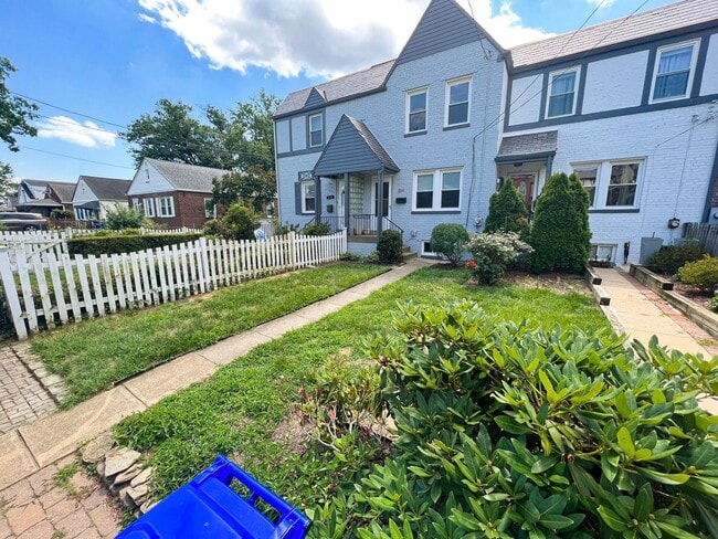 Photo - Charming 2 Bed 2 Bath Brick Townhome With A Fully Fenced Yard In Beautiful Foxcroft Heights
