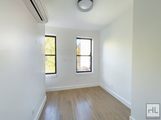 Foto del edificio - GRAHAM AVENUE / Williamsburg / Spacious 3-...