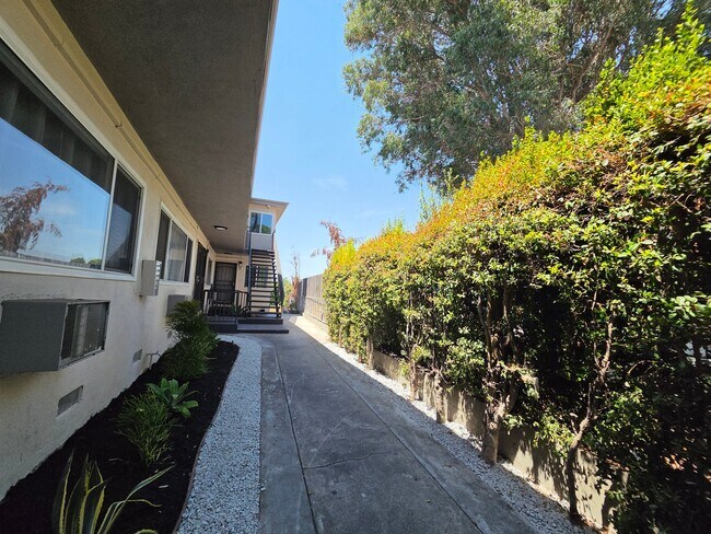 Foto del edificio - 9949 Pinewood Ave