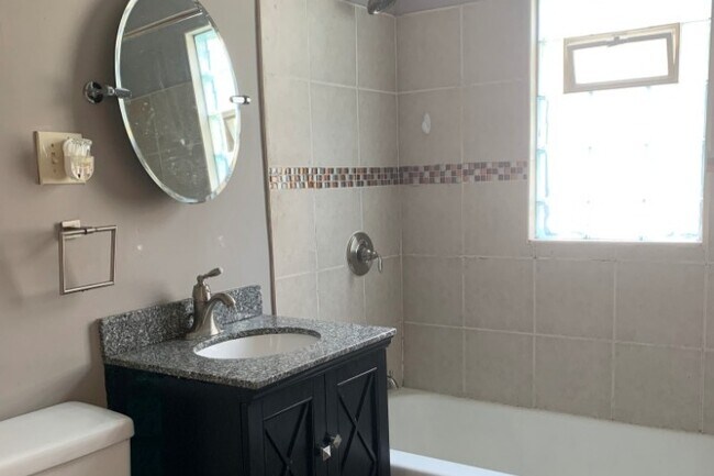 Foto del edificio - 2329 N Humboldt Blvd