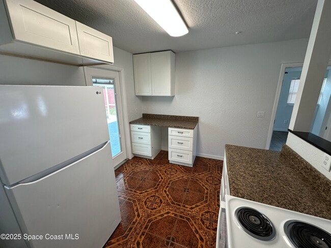 Building Photo - 2033 Robinhood Dr