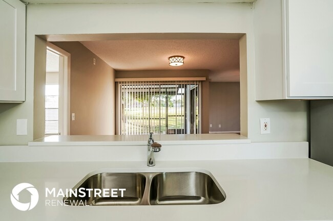 Building Photo - 220 SE 27th Terrace