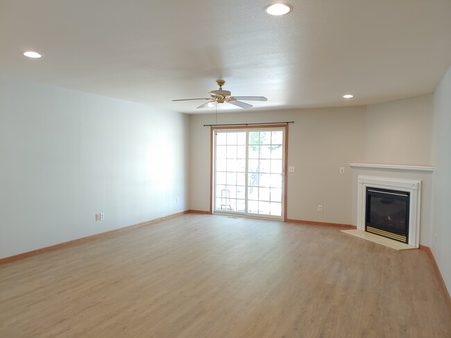 Foto del edificio - 912 Waters Edge Rd