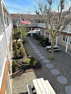 Exterior Courtyard - 6 N Newport Ave