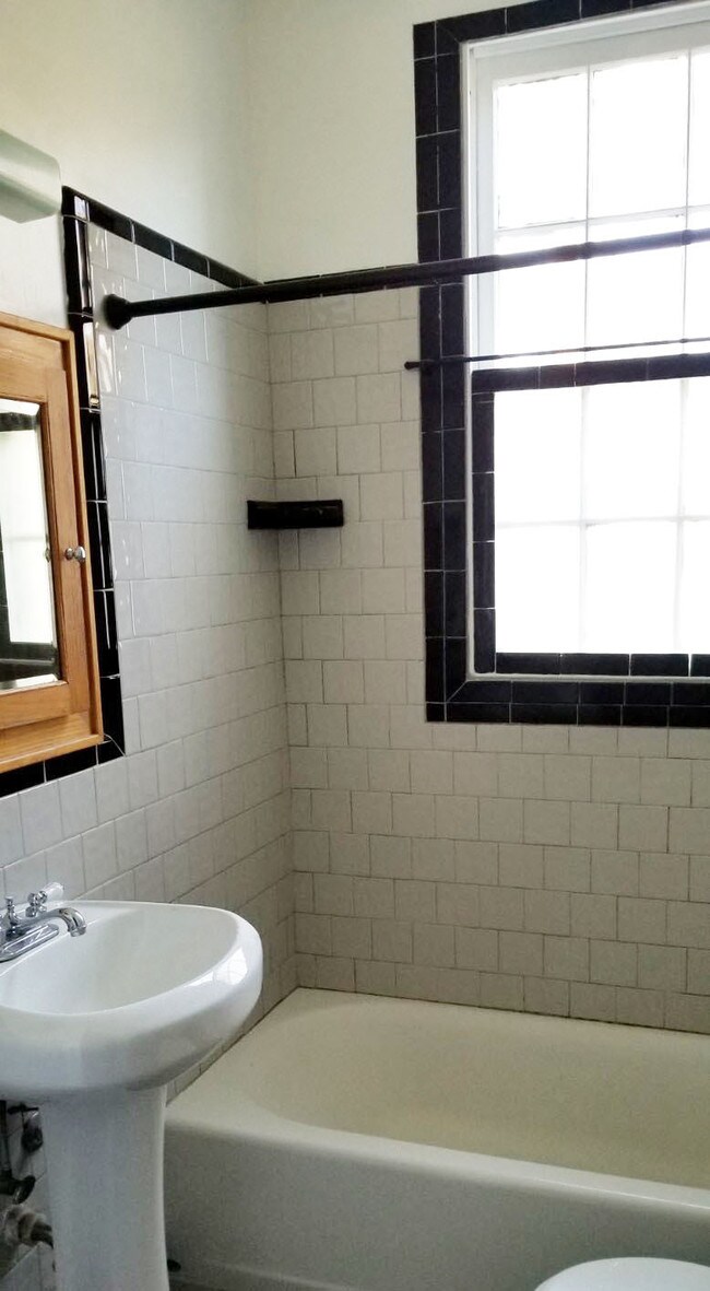 Building Photo - 1310 Willow Branch Ave