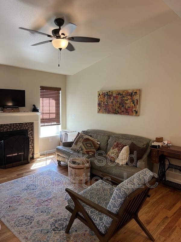 Building Photo - 409 Apricot St