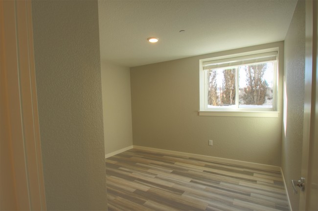 Building Photo - 830 Crestmont Way
