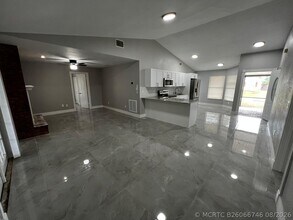 Building Photo - 1310 SW Bellevue Ave