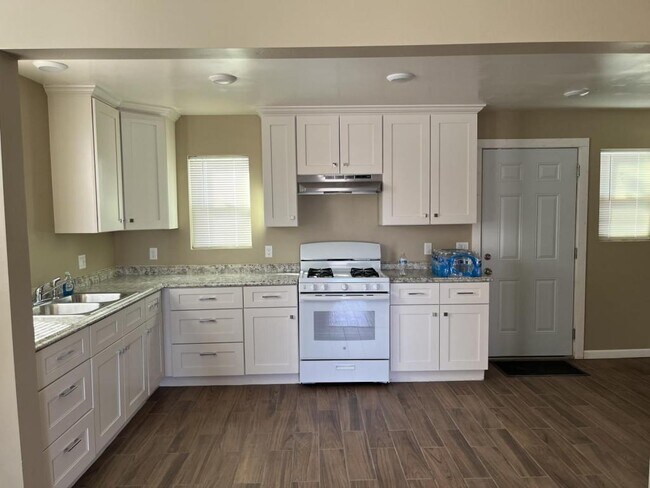 Building Photo - 509 N Coalinga St