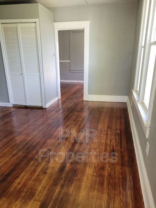 Building Photo - 908 Richardson St