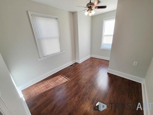 Foto del edificio - 3 bedroom house in Port Richmond