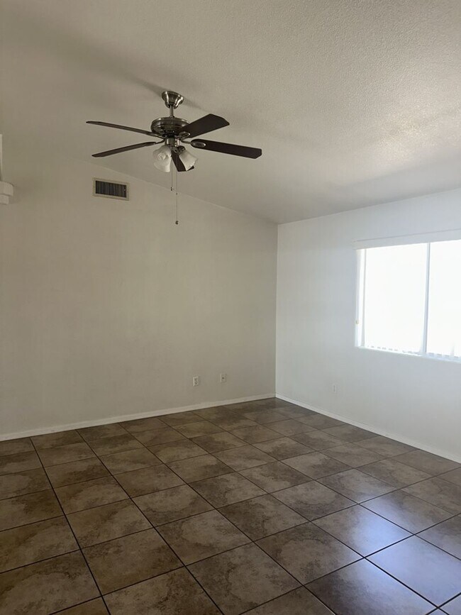 Foto del edificio - Unfurnished Full Time