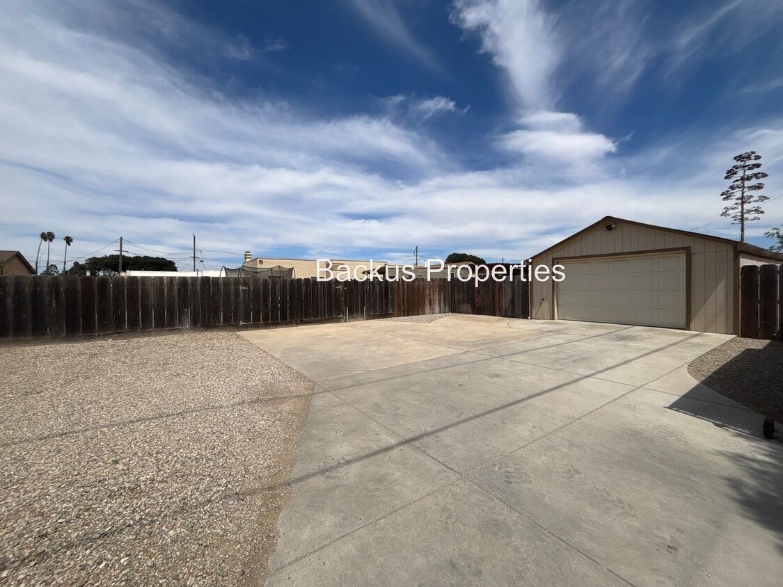 Primary Photo - 233 8th St