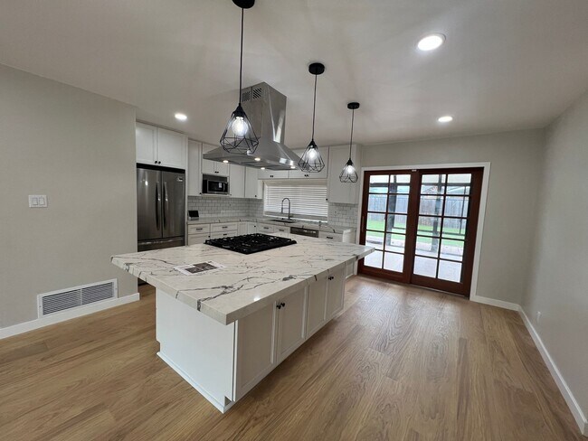 Building Photo - Remodeled 3 Bedroom 2 Bath 2 Story Home