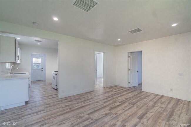 Building Photo - 4 br, 3 bath House - 22142 Wyandotte St