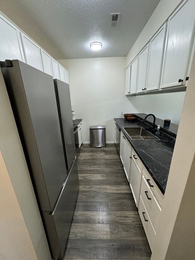 Building Photo - Charming 3 Bed 2 Bath Condo for Rent
