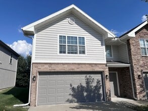Building Photo - 1517 NE Erin Ct