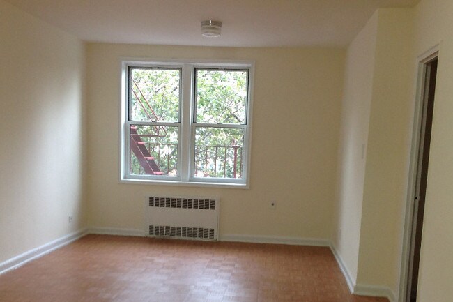 Sala de estar grande - 41-50 78th St