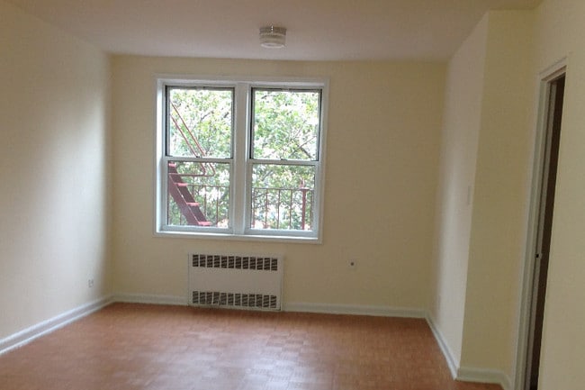 Large Living Room - 41-50 78th St