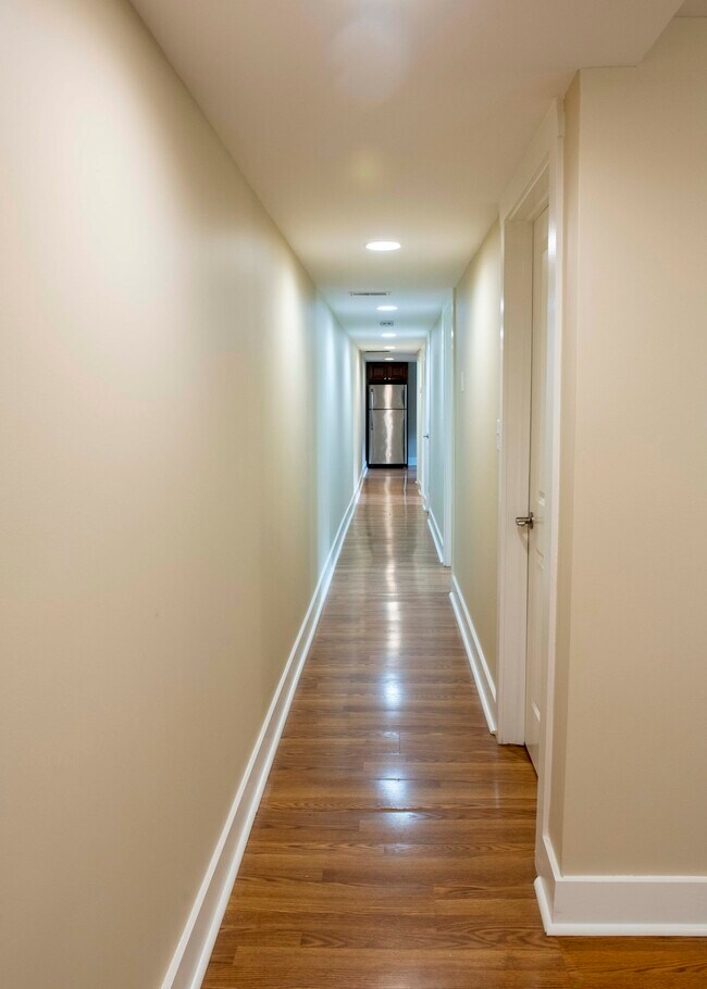 Foto del edificio - 4317 South Prairie Avenue, Unit Garden Apa...