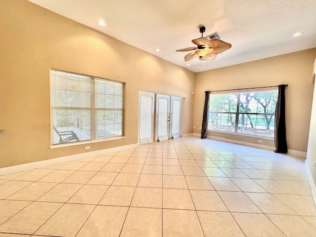 Foto del edificio - 4 Bedroom / 2 Bath Home in Royal Trails