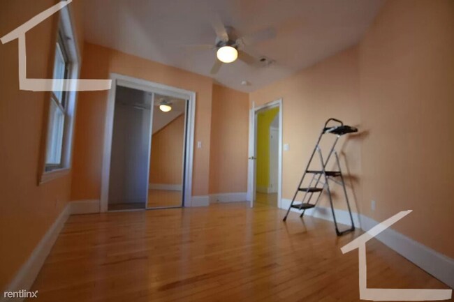 Building Photo - Huge 3 bed with free laundry!