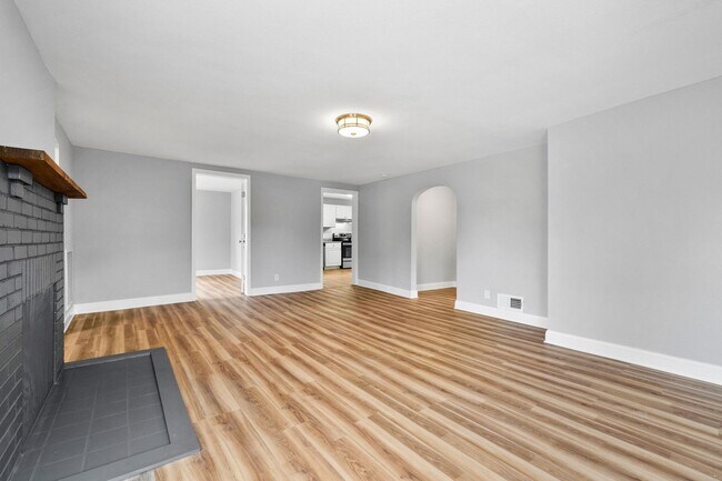 Building Photo - Newly Remodeled Duplex!