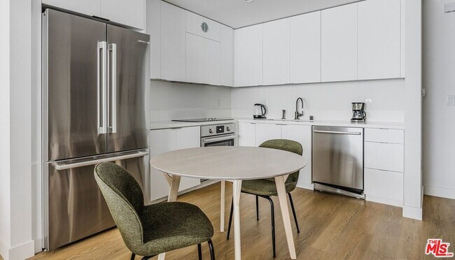 Foto del edificio - 1130 N Orange Dr